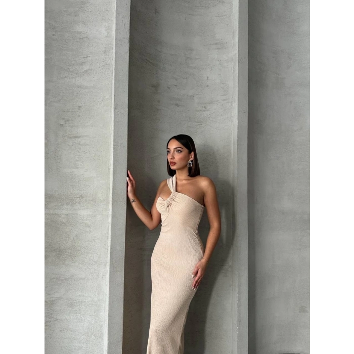 Tek omuz pliseli elbise