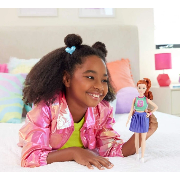 Barbie Bebek Forması ve pileli mor eteğiyle kızıl saçlı Barbie Fashionistas bebek