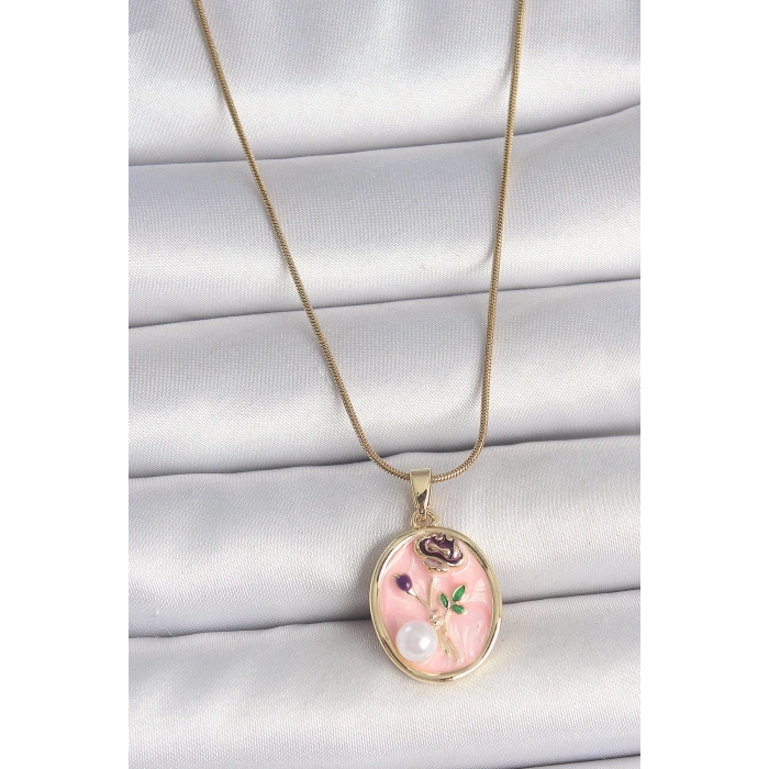 BFS 316L Çelik Gold Renk Zincir Pembe Çiçek İşlemeli İnci Detay Portre Model Kadın Kolye