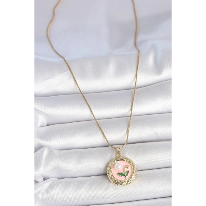 BFS 316L Çelik Gold Renk Zincir Pembe Çiçek İşlemeli inci Detay Portre Model Kadın Kolye