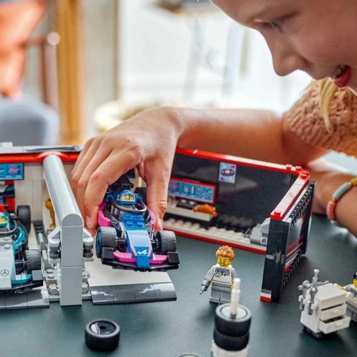 BFS   LEGO City F1 Garajı ve Mercedes-AMG ve Alpine Arabaları 60444