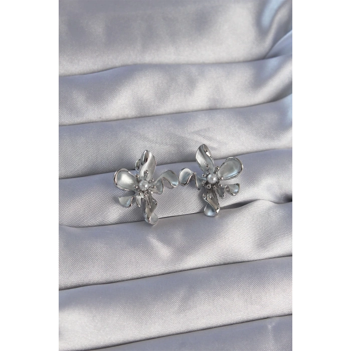 BFS Pirinç Gümüş Renk İnci Detay Çiçek Tasarımlı Küpe