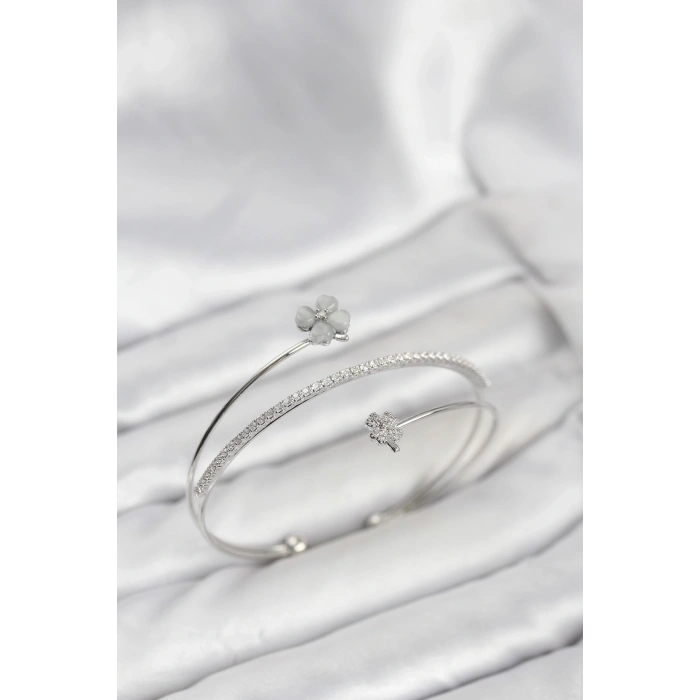 BFS Yonca Çiçek Model Pirinç Gümüş Renk Kadın Bileklik