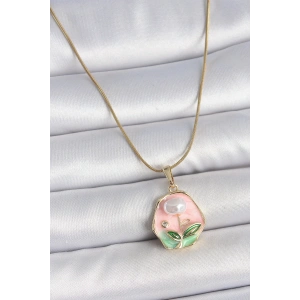 BFS 316L Çelik Gold Renk Zincir Pembe Çiçek İşlemeli İnci Detay Portre Model Kadın Kolye