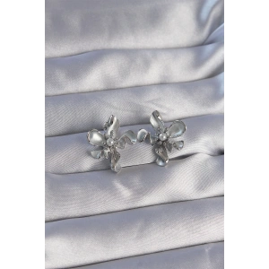 BFS Pirinç Gümüş Renk İnci Detay Çiçek Tasarımlı Küpe