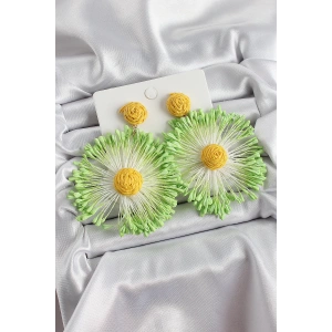 BFS Yeşil Püsküllü Papatya Figürlü Hasır Örgü Model Gold Renk Kadın Küpe