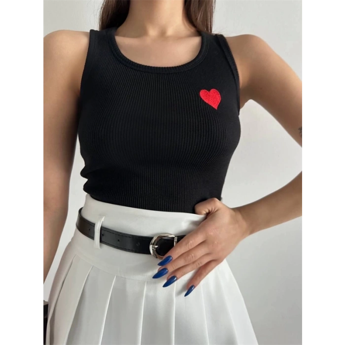 Kalp nakışlı atlet