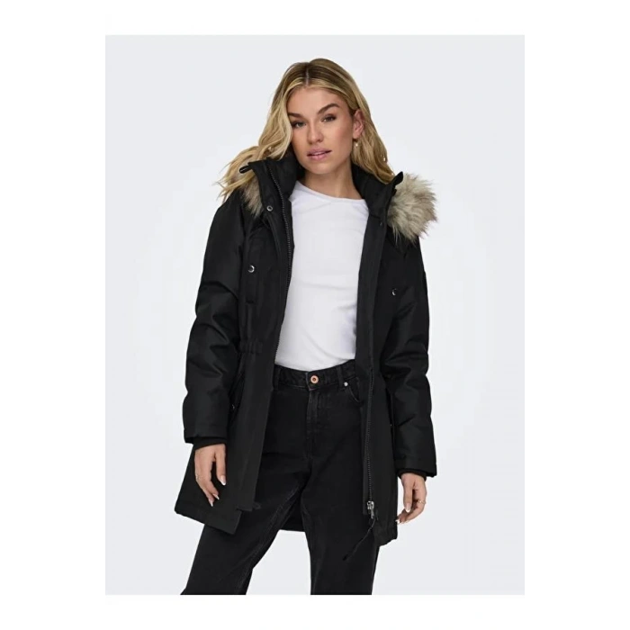 Kürklü Kadın Parka