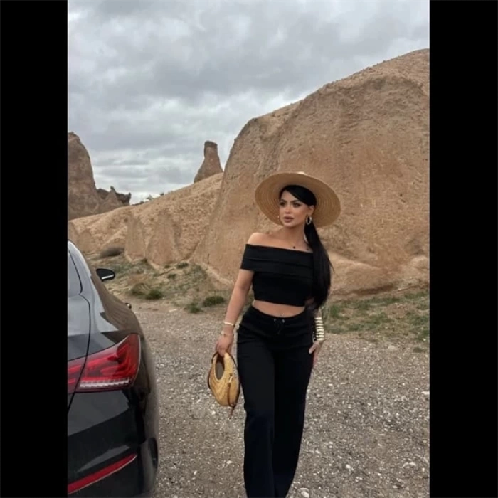 Madonna yaka bol paça pantolonlu takım