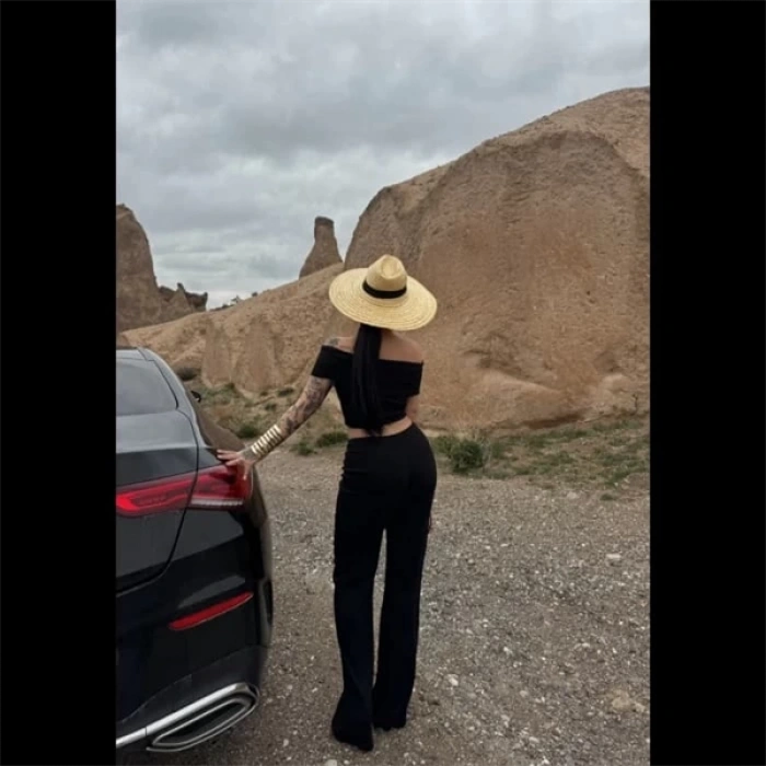 Madonna yaka bol paça pantolonlu takım