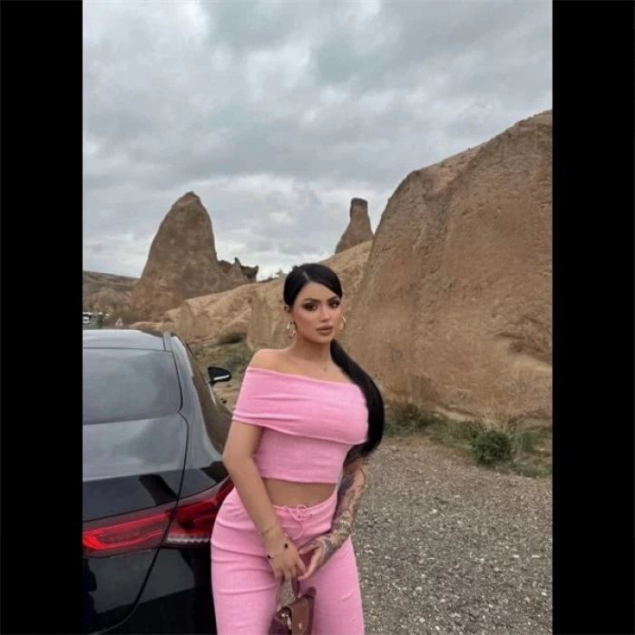 Madonna yaka bol paça pantolonlu takım