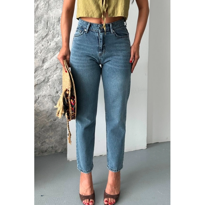 Mom fit kar yıkama bıyık detaylı jeans pantolon d2006
