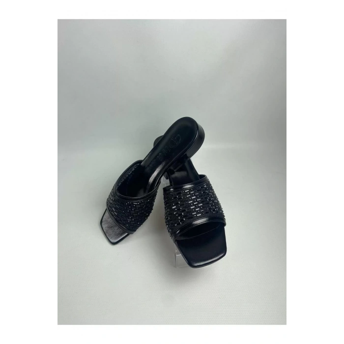 Ortu Siyah Cilt İşlemeli Terlik