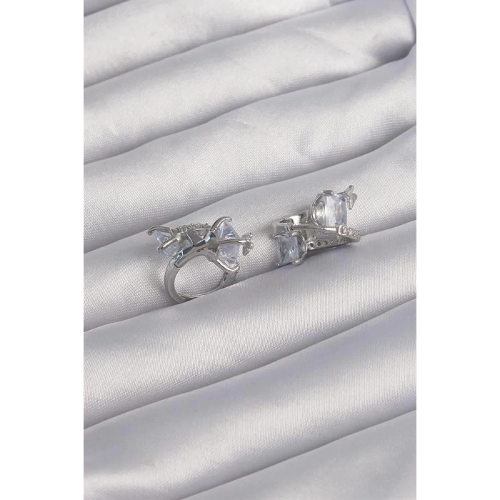 Pirinç Gümüş Renk İri Zirkon Taşlı Kıvrımlı Minimal Kelebekli Halka Küpe