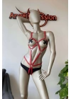 Vücudu Saran Kırmızı Deri Body Harness