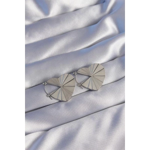 316L Çelik Gümüş Renk Çizgili Plaka Tasarımlı Kalp Küpe