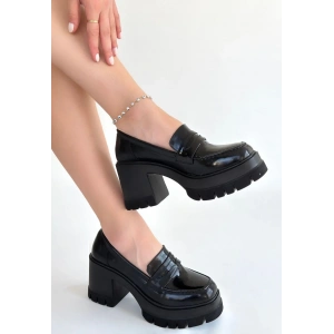 Janes Siyah Rugan Dolgu Topuk Ayakkabı