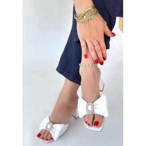 Niyyar Beyaz Cilt Topuklu Terlik