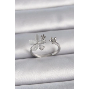 Pirinç Gümüş Renk Ayarlanabilir Zirkon Taşlı Beyaz Mineli Yaprak Model Kadın Yüzük