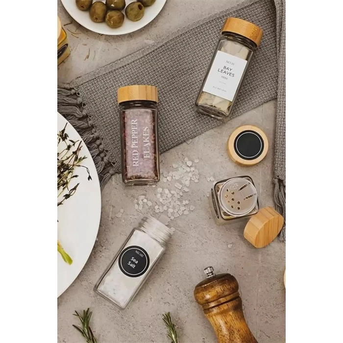 12’li Stantlı Etiketli Cam Kare Bambu Kapaklı Formlu Baharatlık Takımı Serpme Başlıklı Baharatlık Seti