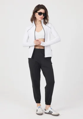 Kadın Beyaz Fermuarlı Dik Yaka Spor Ceket ve Siyah Jogger Alt Eşofman Takımı