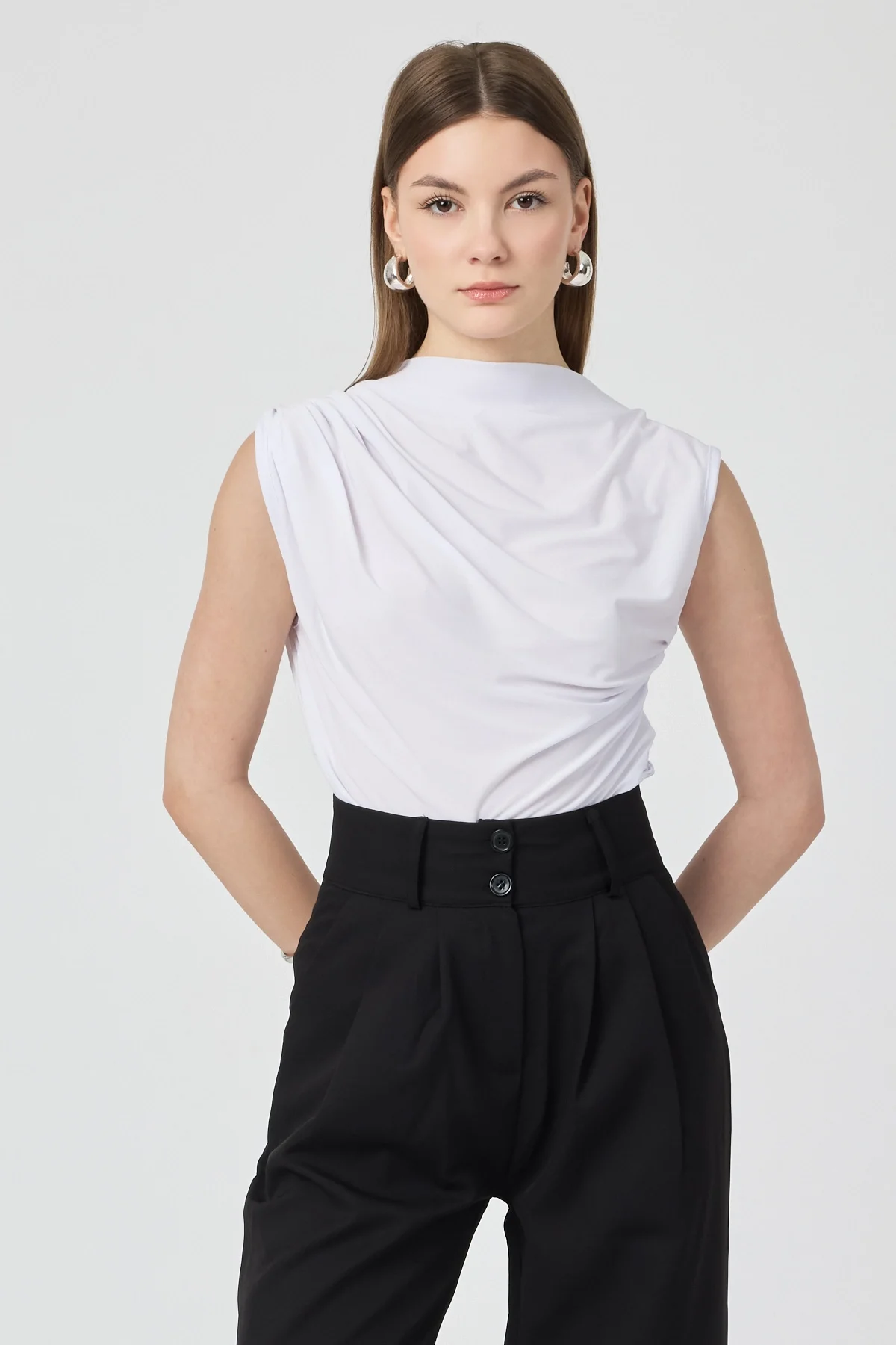 Kadın Beyaz Omuzları Drapeli Kolsuz Sandy Bluz