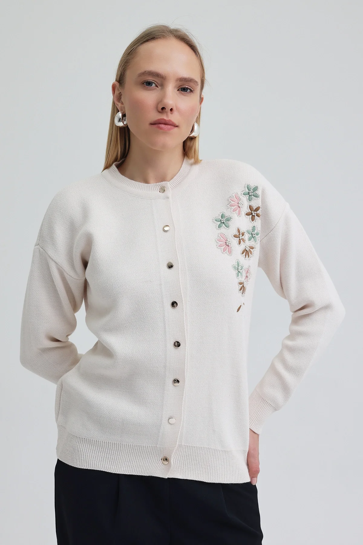 Kadın Ekru Nakış İşlemeli Boncuklu Triko Hırka