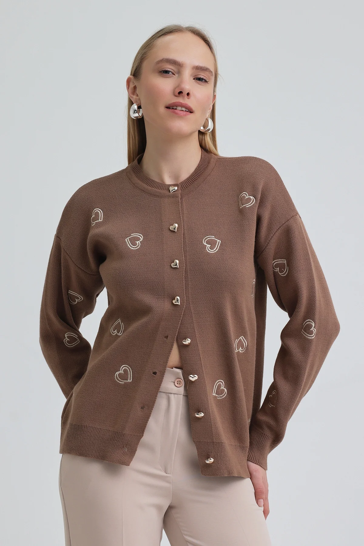 Kadın Kalp Nakışlı Şık Düğmeli Triko Hırka Kahverengi