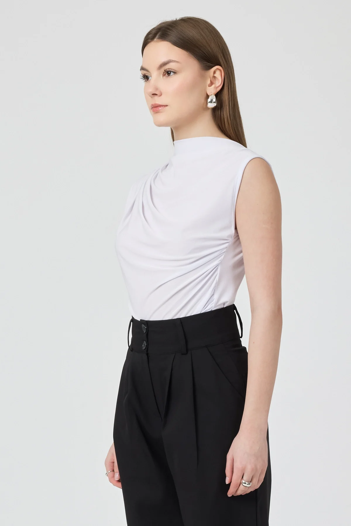 Kadın Beyaz Omuzları Drapeli Kolsuz Sandy Bluz