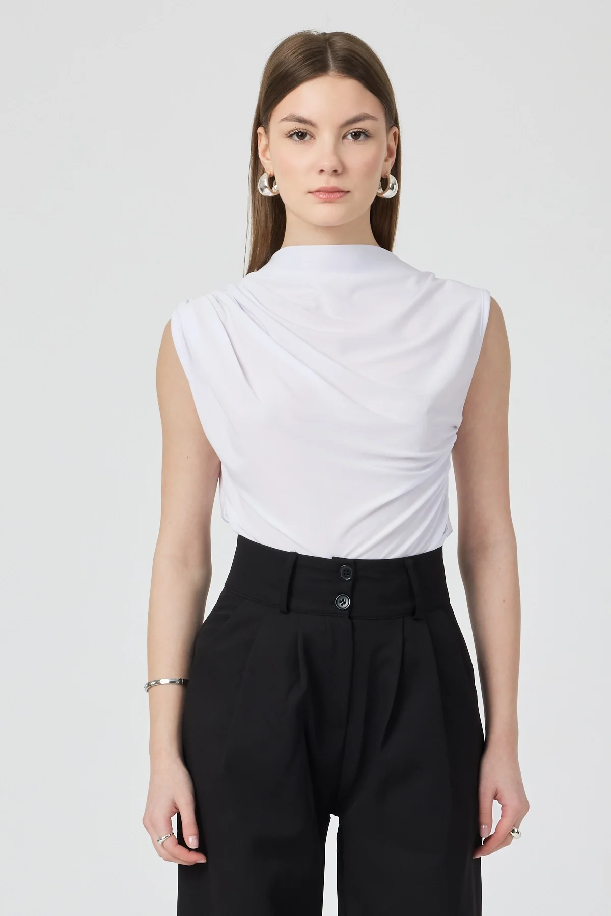 Kadın Beyaz Omuzları Drapeli Kolsuz Sandy Bluz