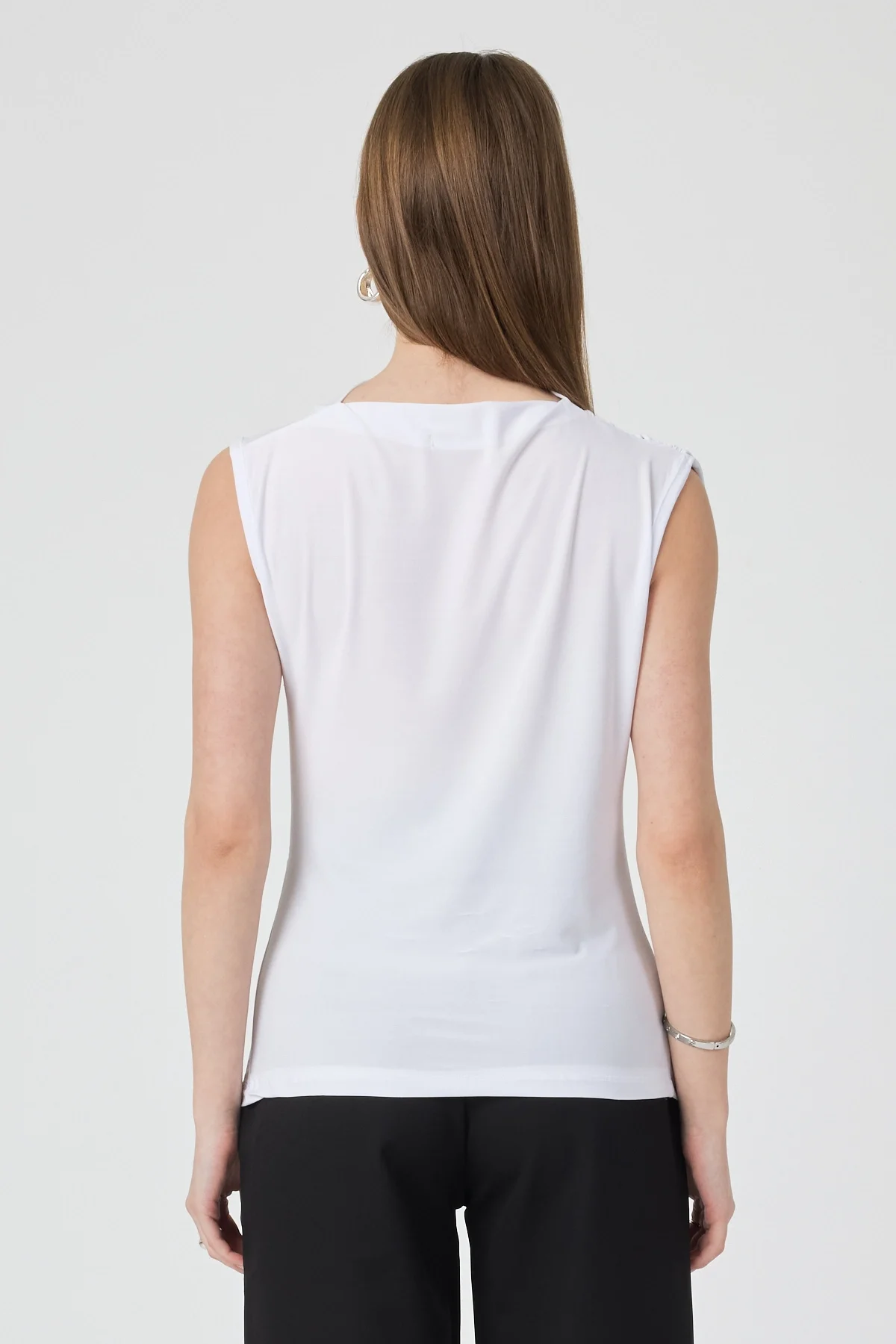 Kadın Beyaz Omuzları Drapeli Kolsuz Sandy Bluz