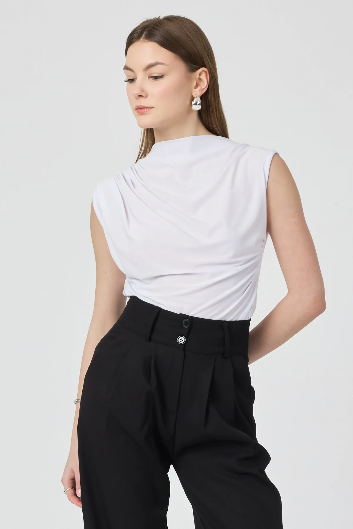 Kadın Beyaz Omuzları Drapeli Kolsuz Sandy Bluz