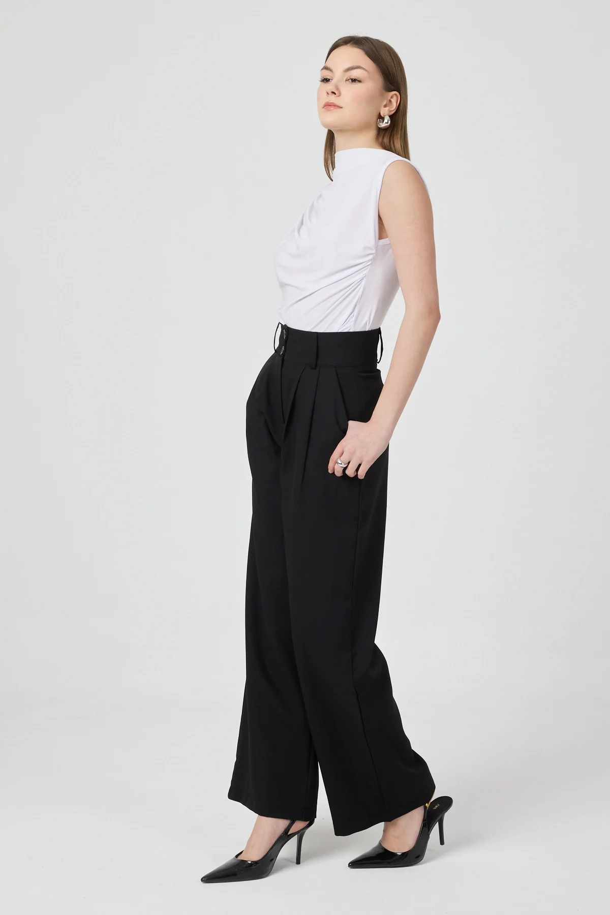 Kadın Beyaz Omuzları Drapeli Kolsuz Sandy Bluz