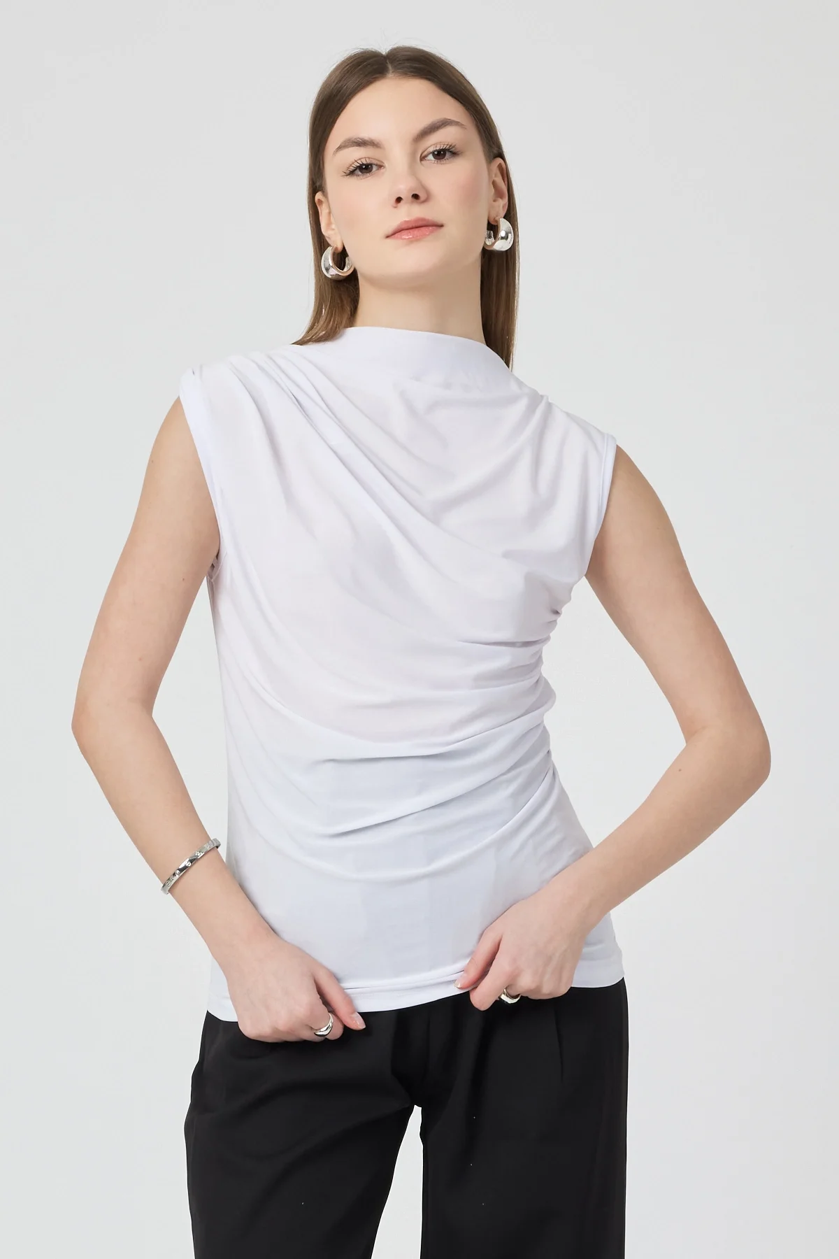 Kadın Beyaz Omuzları Drapeli Kolsuz Sandy Bluz
