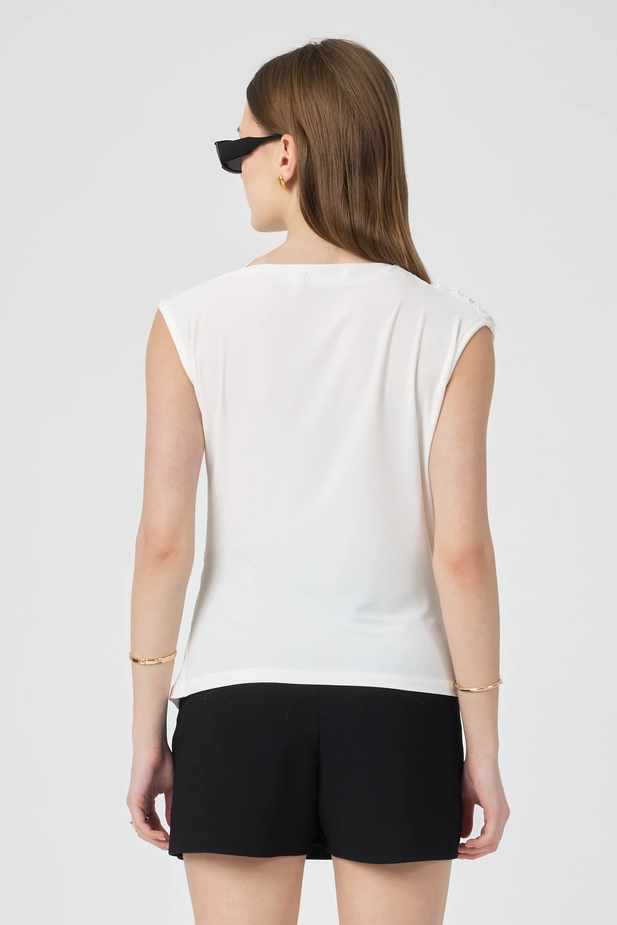 Kadın Ekru Omuzları Drapeli Kolsuz Sandy Bluz