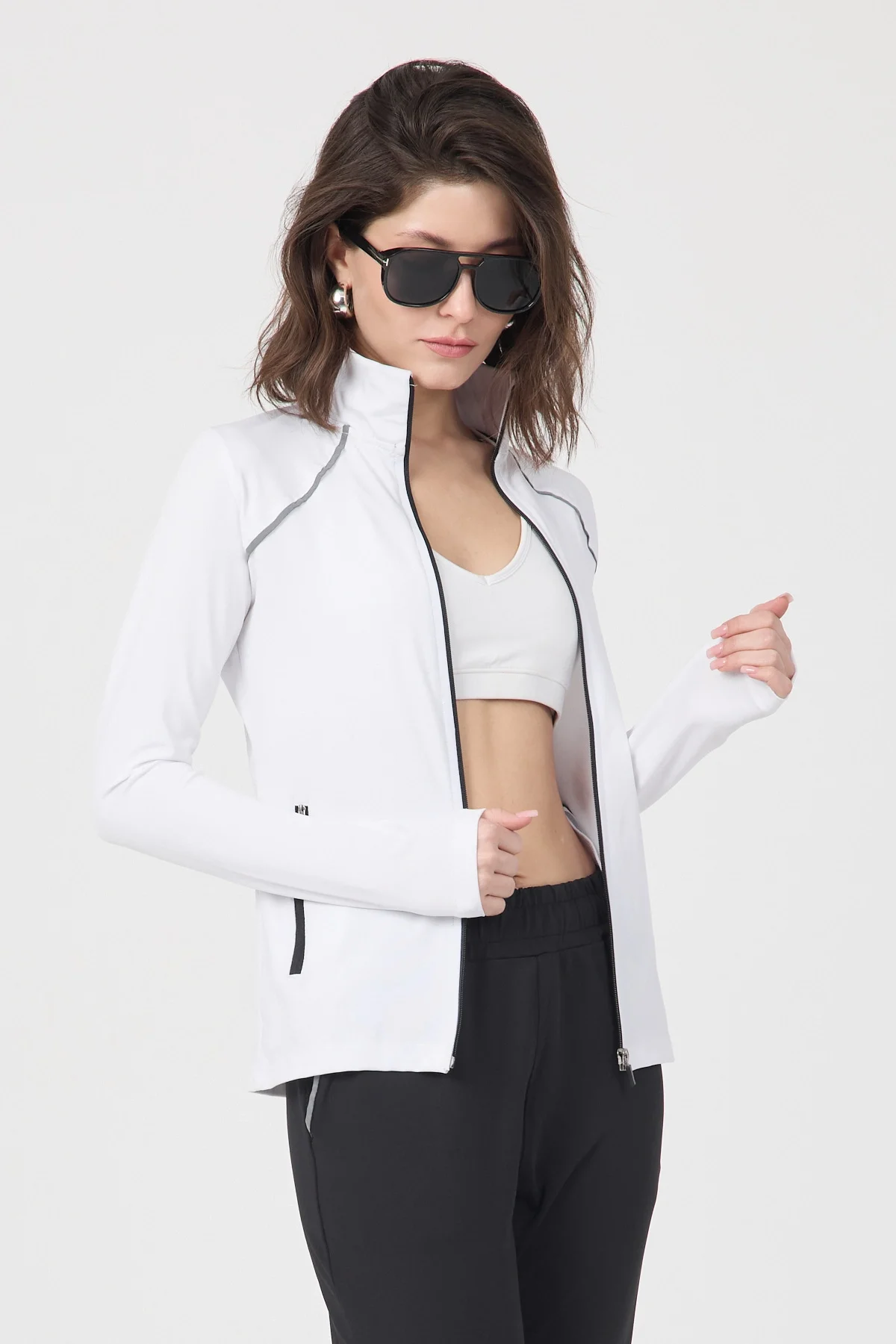 Kadın Beyaz Fermuarlı Dik Yaka Spor Ceket ve Siyah Jogger Alt Eşofman Takımı