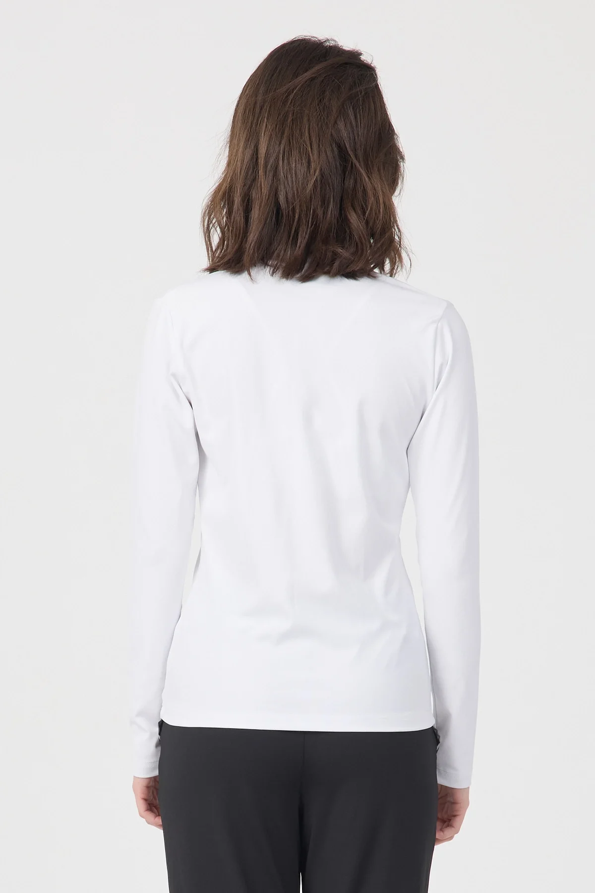 Kadın Beyaz Fermuarlı Dik Yaka Spor Ceket ve Siyah Jogger Alt Eşofman Takımı