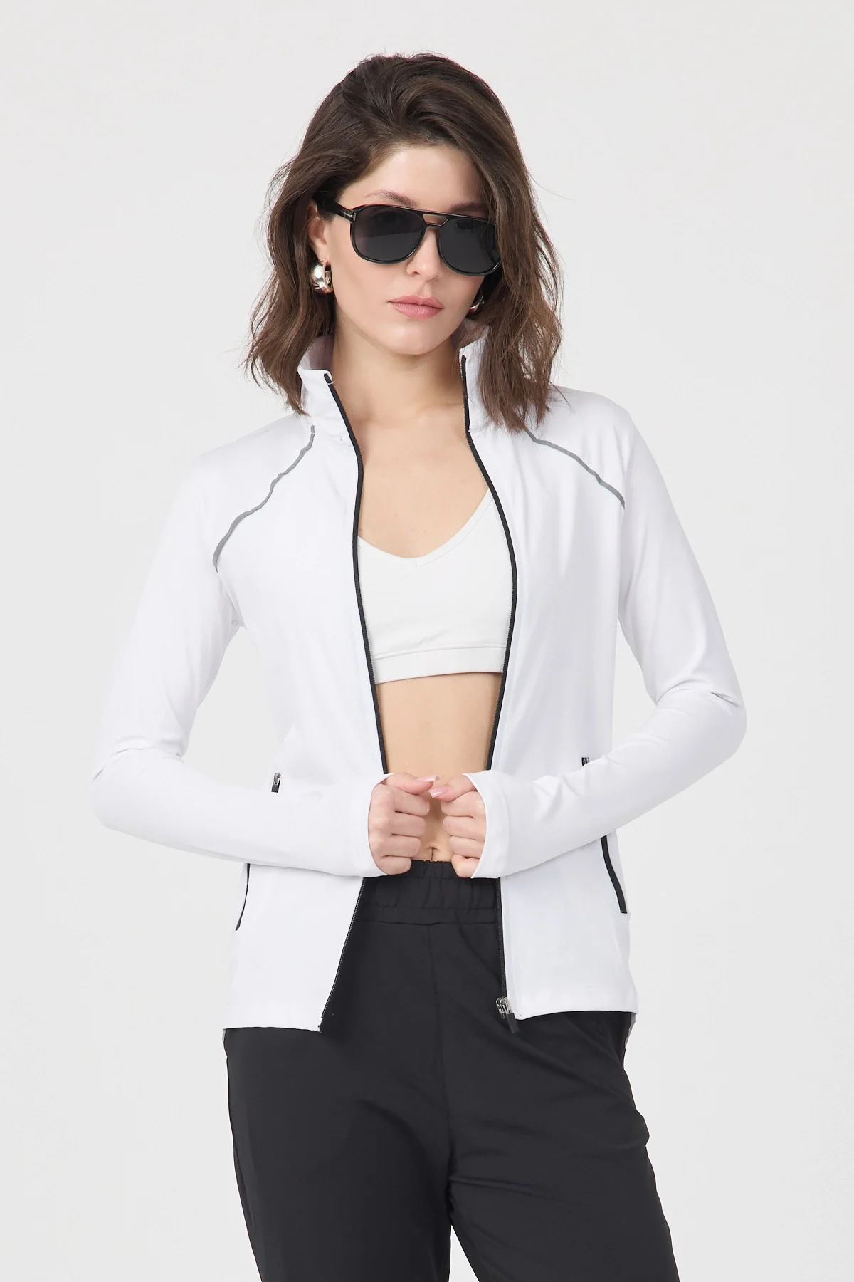 Kadın Beyaz Fermuarlı Dik Yaka Spor Ceket ve Siyah Jogger Alt Eşofman Takımı