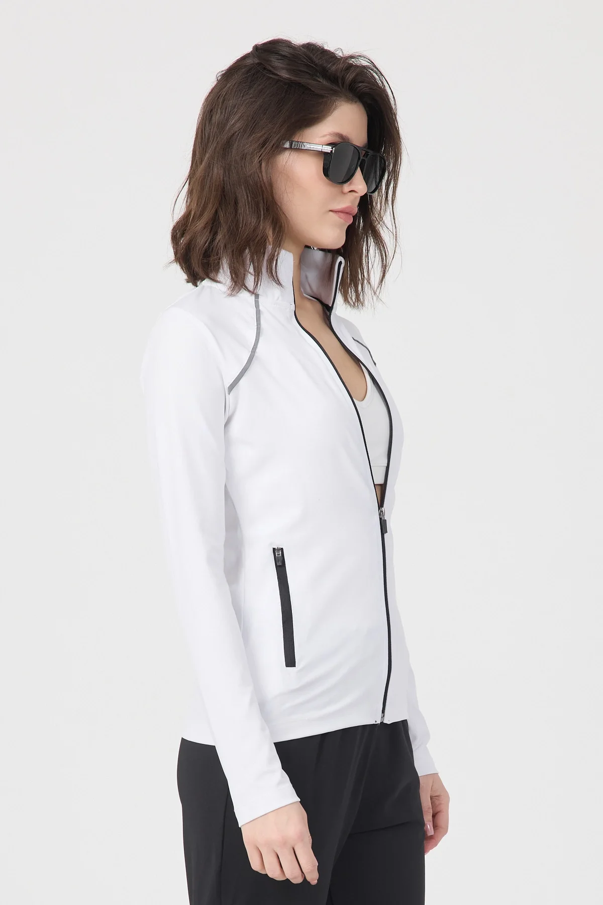 Kadın Beyaz Fermuarlı Dik Yaka Spor Ceket ve Siyah Jogger Alt Eşofman Takımı