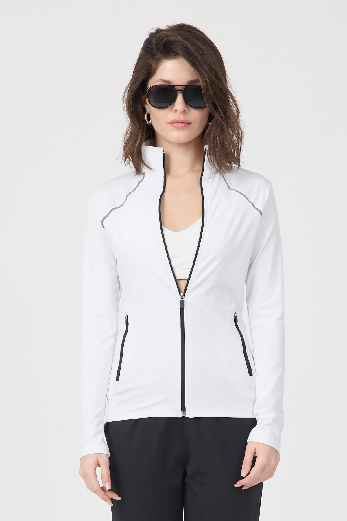 Kadın Beyaz Fermuarlı Dik Yaka Spor Ceket ve Siyah Jogger Alt Eşofman Takımı