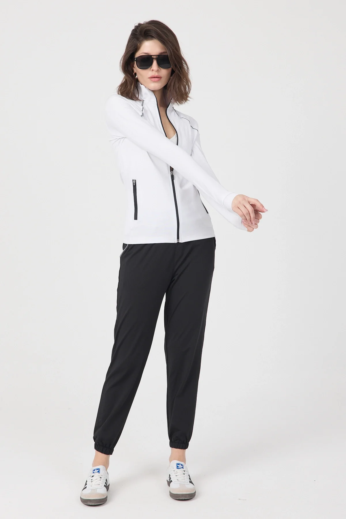 Kadın Beyaz Fermuarlı Dik Yaka Spor Ceket ve Siyah Jogger Alt Eşofman Takımı