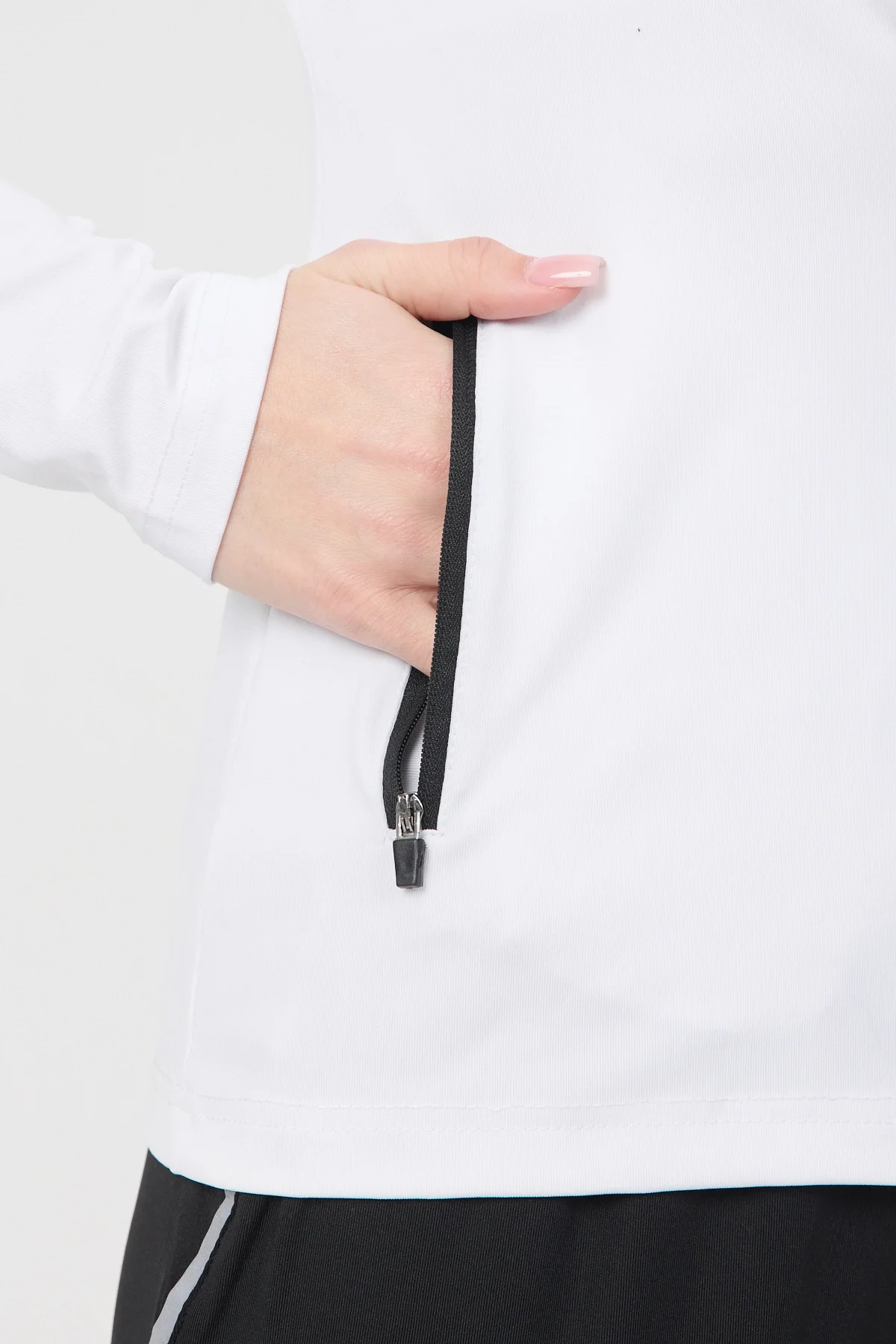 Kadın Beyaz Fermuarlı Dik Yaka Spor Ceket ve Siyah Jogger Alt Eşofman Takımı