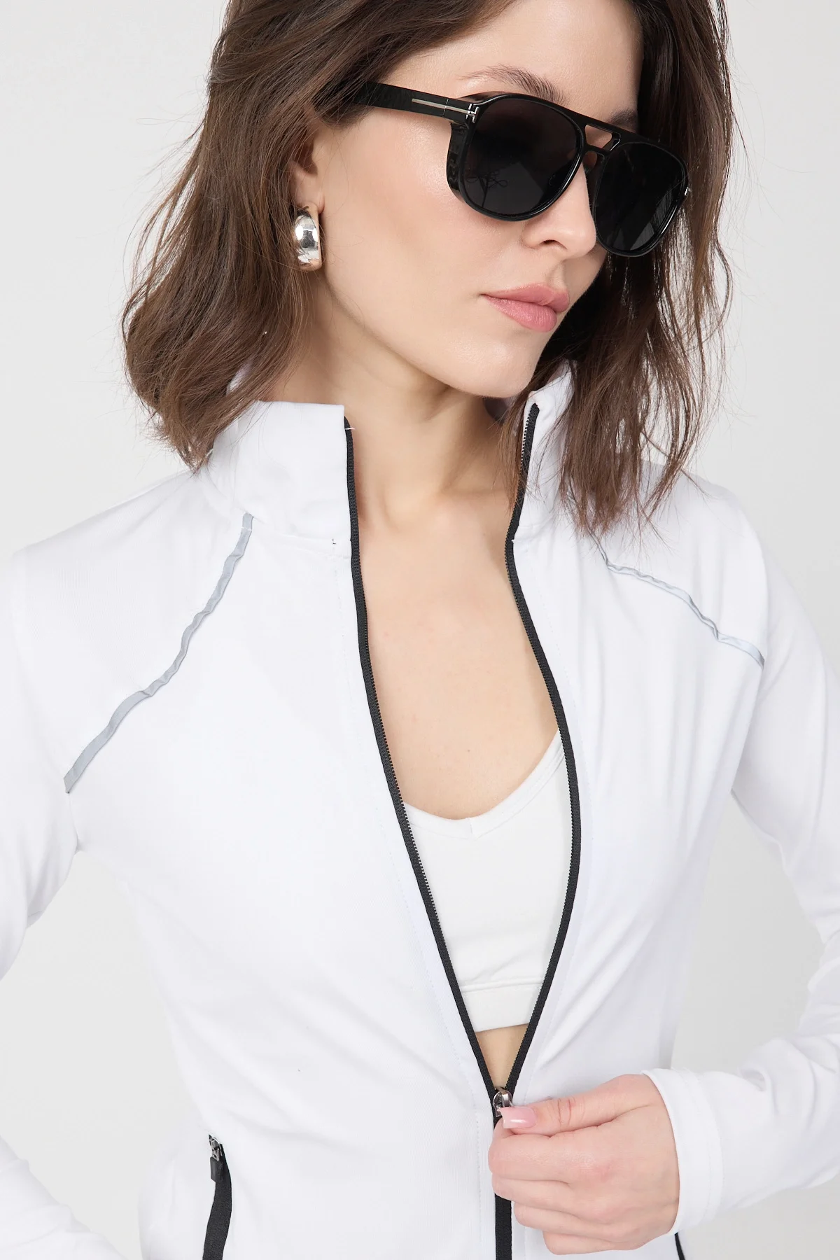 Kadın Beyaz Fermuarlı Dik Yaka Spor Ceket ve Siyah Jogger Alt Eşofman Takımı