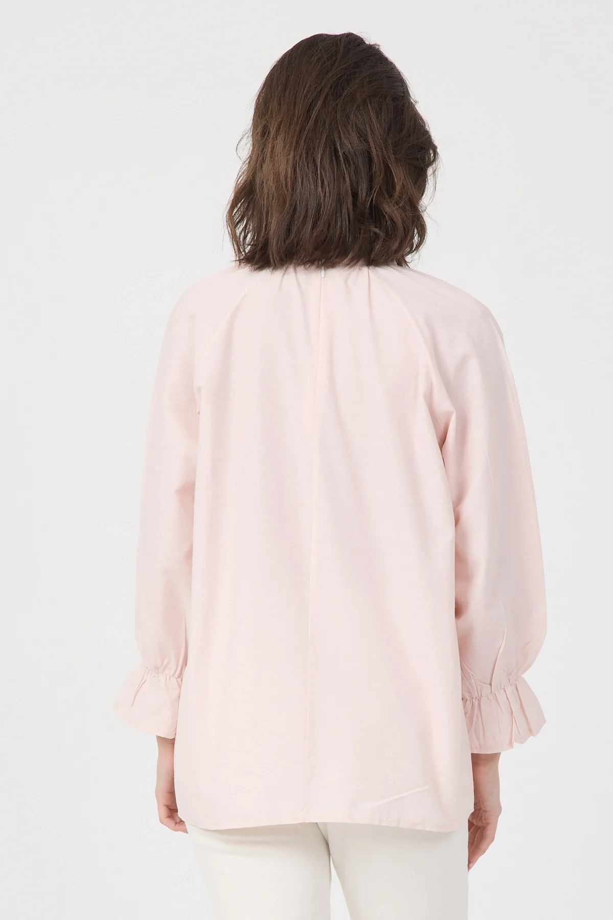 Kadın Pudra Dik Yaka Büzgülü Kol Ağzı Volanlı Poplin Bluz