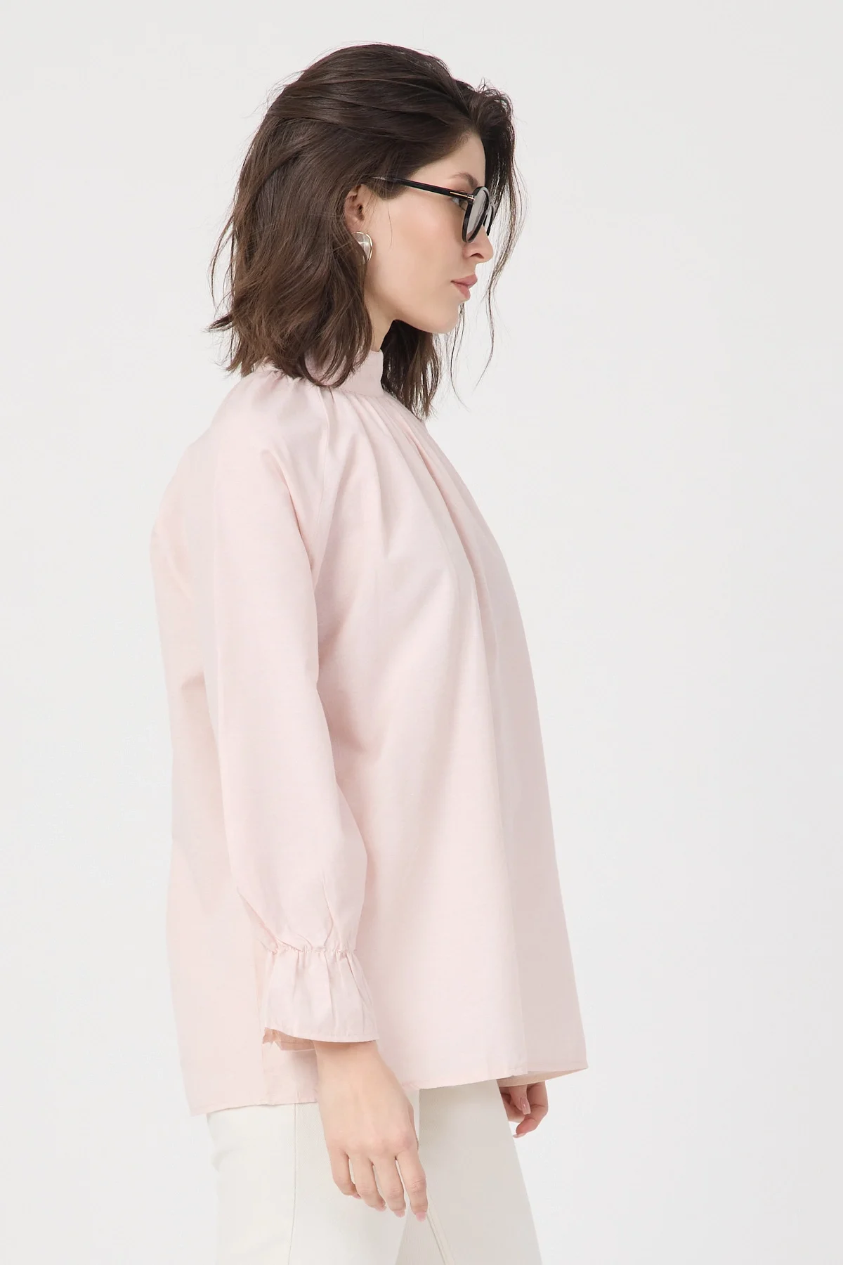 Kadın Pudra Dik Yaka Büzgülü Kol Ağzı Volanlı Poplin Bluz