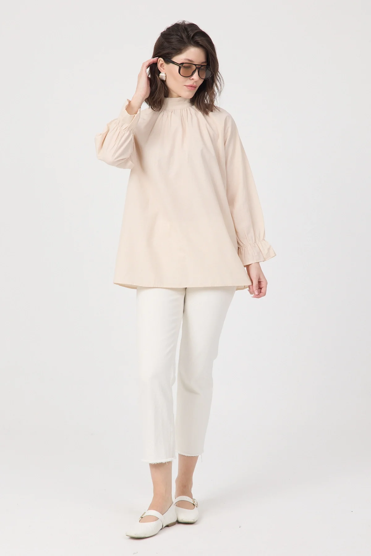 Kadın Krem Dik Yaka Büzgülü Kol Ağzı Volanlı Poplin Bluz
