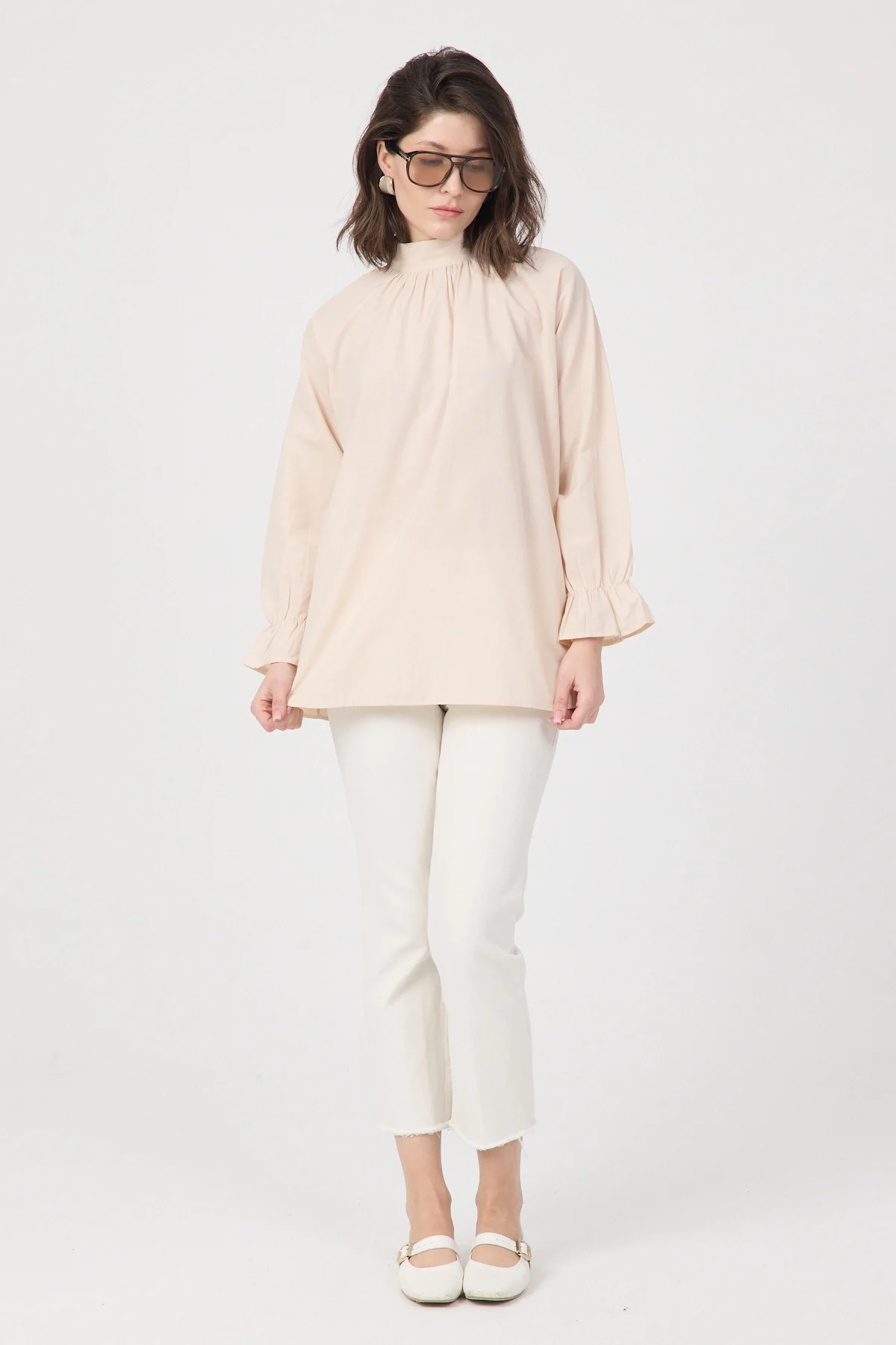 Kadın Krem Dik Yaka Büzgülü Kol Ağzı Volanlı Poplin Bluz