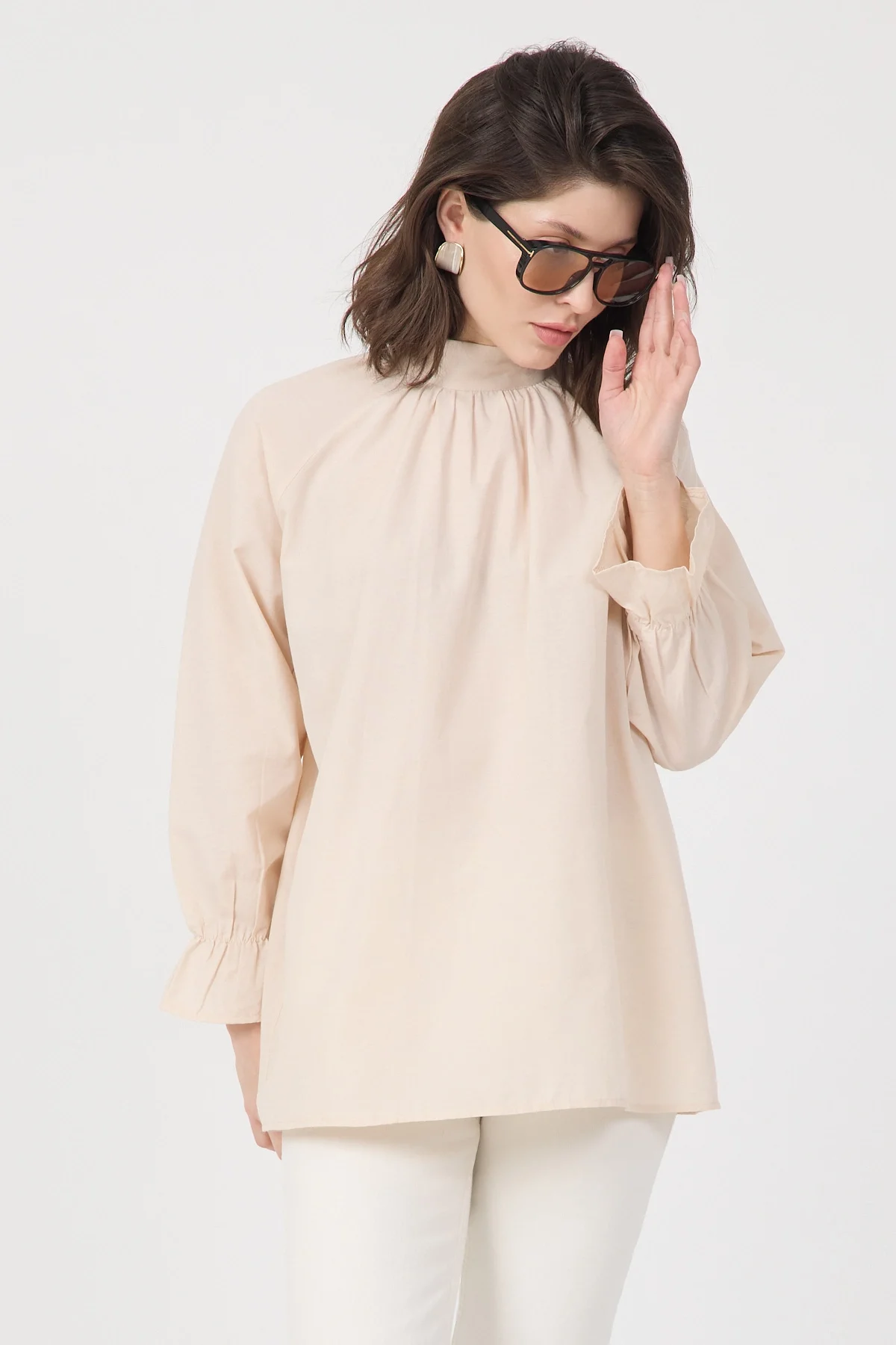 Kadın Krem Dik Yaka Büzgülü Kol Ağzı Volanlı Poplin Bluz