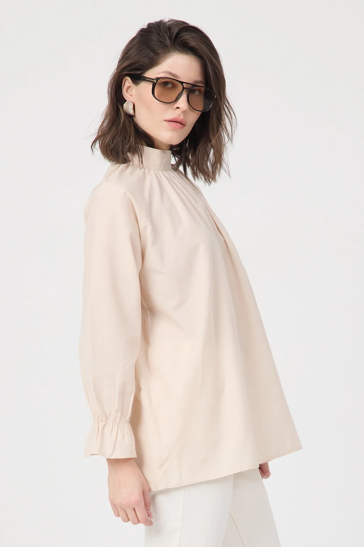 Kadın Krem Dik Yaka Büzgülü Kol Ağzı Volanlı Poplin Bluz