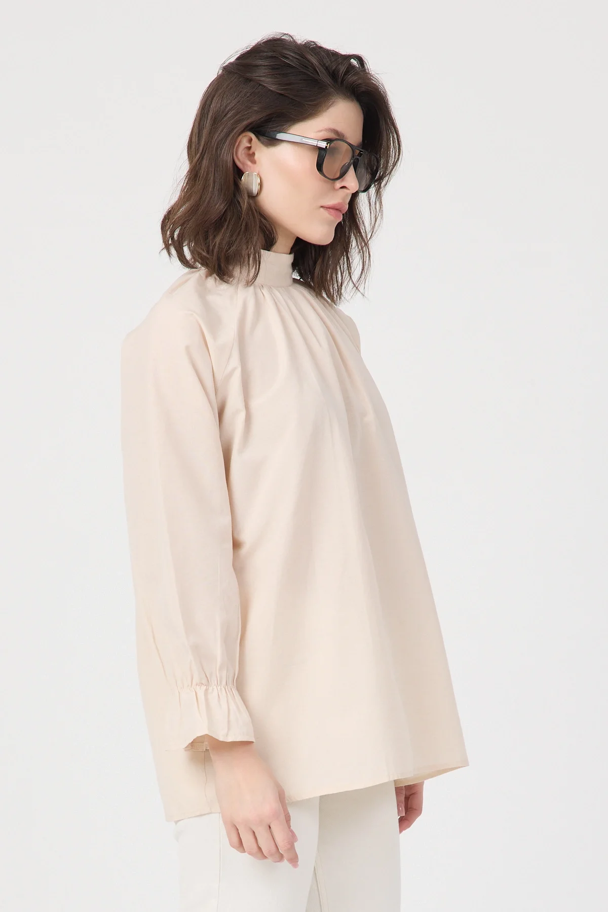 Kadın Krem Dik Yaka Büzgülü Kol Ağzı Volanlı Poplin Bluz